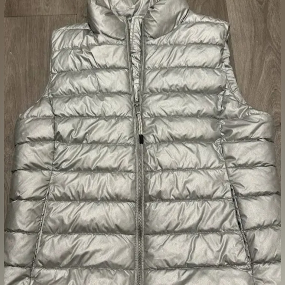 🩶Women's GAP silver puffer vest in like new condition  size Small 🩶